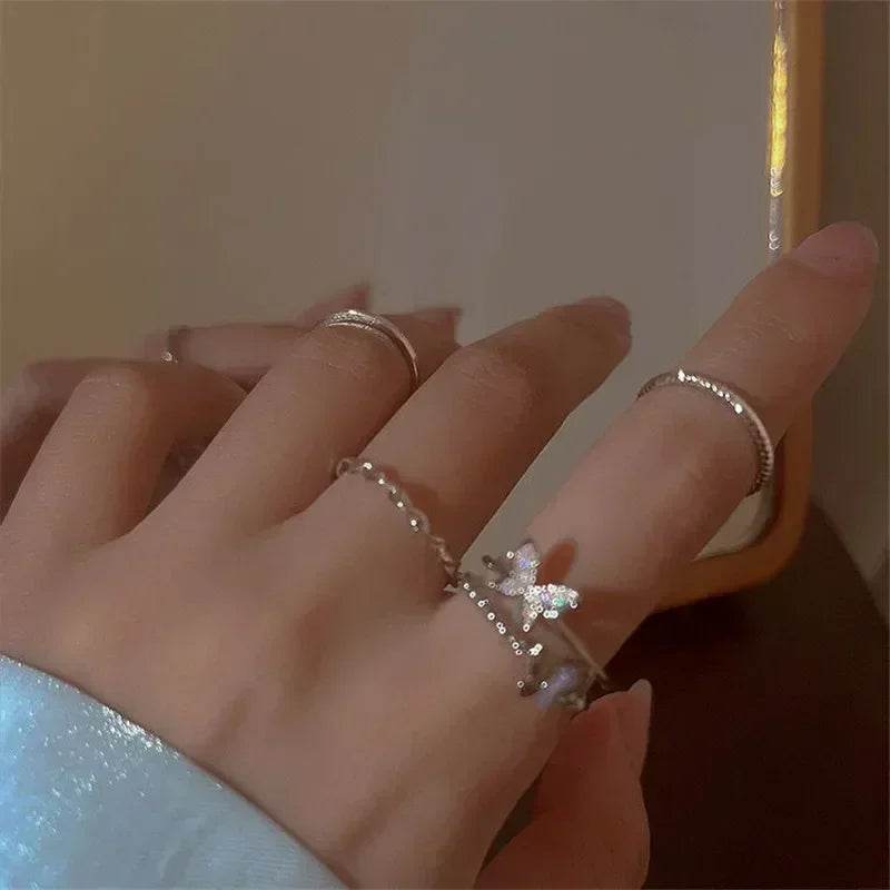 Conjunto de anillos minimalistas de mariposa y corazón