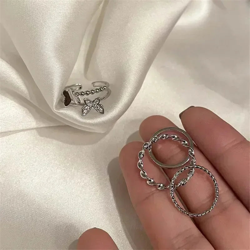 Conjunto de anillos minimalistas de mariposa y corazón