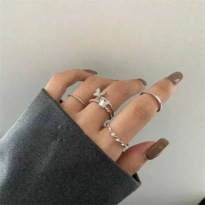 Conjunto de anillos minimalistas de mariposa y corazón